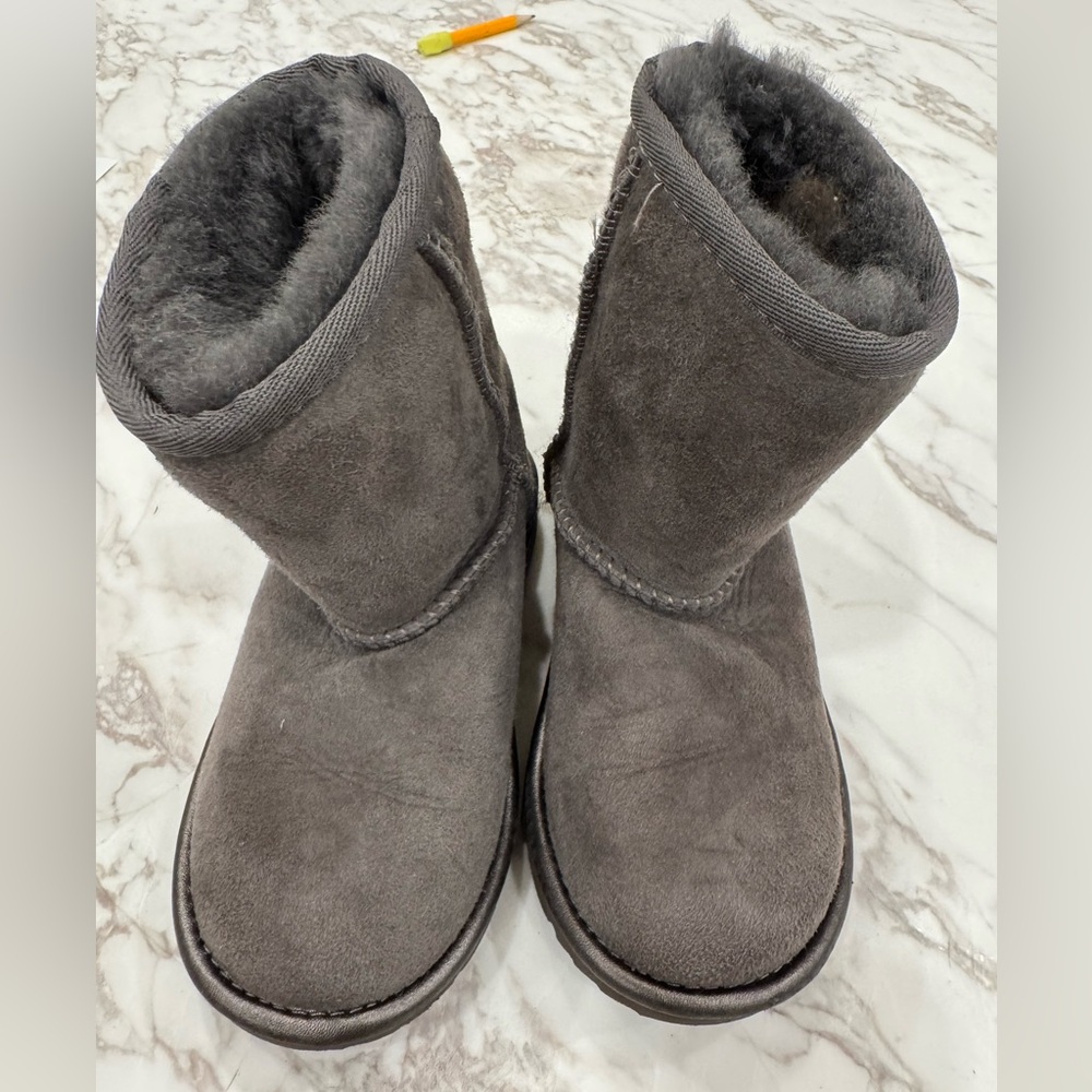 Ugg boots size 10 girls toddler